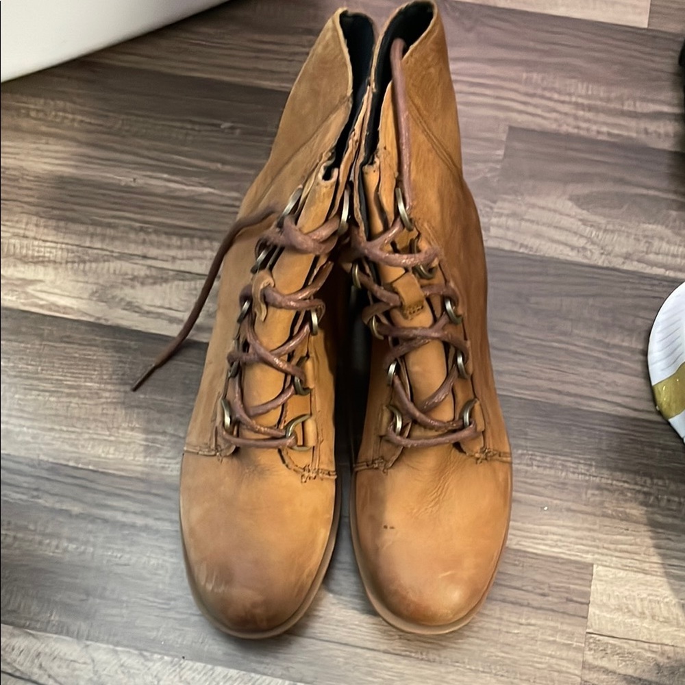 Stylish Tan Leather Women's Boots